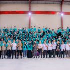 Wakil Bupati Kapuas, Dodo, S.P., M.A., bersama Staf Ahli Bupati Bidang Kemasyarakatan dan Sumber Daya Manusia (KSDM), Budi Kurniawan, serta Pelaksana Tugas Kepala Dinas Pemberdayaan Masyarakat dan Desa (DPMD) Kabupaten Kapuas, Fery Noah, hadir pula jajaran pimpinan UNISKA, dosen pembimbing lapangan, unsur Forkopimcam Bataguh, para kepala desa dan lurah, tokoh masyarakat, serta mahasiswa peserta KKN, di GOR Panunjung Tarung, Jalan Maluku, Kuala Kapuas, Rabu (22/7/2026).