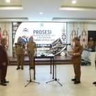 Bupati Kapuas HM Wiyatno saat melantik dan mengambil sumpah janji Damang Kepala Adat Kecamatan Pulau Petak masa bakti 2026–2032 bertempat di Ruang Rapat Rumah Jabatan Bupati Kapuas, Senin (25/5/2026).  