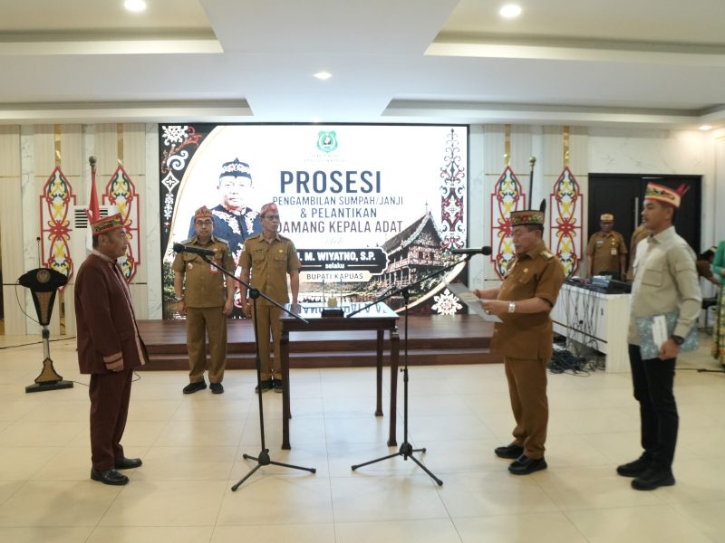 Bupati Kapuas HM Wiyatno saat melantik dan mengambil sumpah janji Damang Kepala Adat Kecamatan Pulau Petak masa bakti 2026–2032 bertempat di Ruang Rapat Rumah Jabatan Bupati Kapuas, Senin (25/5/2026).  