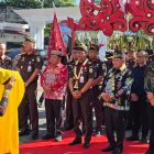 Bupati Kapuas HM Wiyatno bersama seluruh unsur Forum Koordinasi Pimpinan Daerah (Forkopimda) Kabupaten Kapuas mendampingi sekaligus menyambut langsung kunjungan kerja Kepala Kejaksaan Tinggi (Kajati) Kalimantan Tengah ke Kejaksaan Negeri Kapuas, Kamis (25/6/2026)