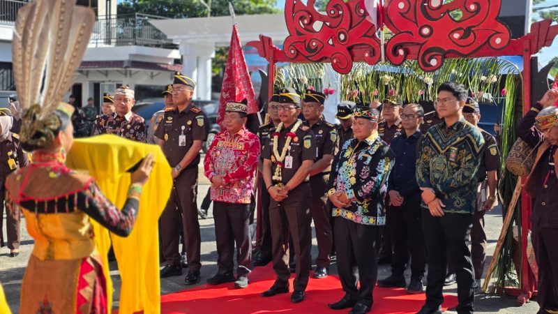 Bupati Kapuas HM Wiyatno bersama seluruh unsur Forum Koordinasi Pimpinan Daerah (Forkopimda) Kabupaten Kapuas mendampingi sekaligus menyambut langsung kunjungan kerja Kepala Kejaksaan Tinggi (Kajati) Kalimantan Tengah ke Kejaksaan Negeri Kapuas, Kamis (25/6/2026)