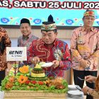 Bupati Kapuas, H.M. Wiyatno, melakukan pemotongan tumpeng sebagai simbolis perayaan HUT ke64 PWRI Kabupaten Kapuas Tahun 2026, di Aula Kantor Bupati Kapuas, Sabtu (25/7/2026).