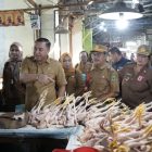 Wakil Bupati Kapuas Dodo saat memantau langsung ketersediaan dan harga bahan pokok di Pasar Blok R, Jalan Anggrek, Kelurahan Selat Hilir, Kecamatan Selat, Selasa (26/5/2026) pagi.