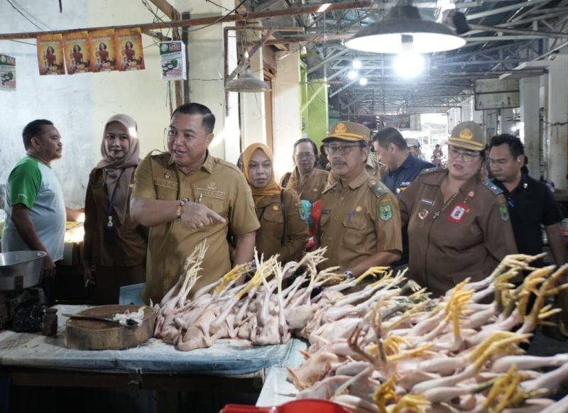 Wakil Bupati Kapuas Dodo saat memantau langsung ketersediaan dan harga bahan pokok di Pasar Blok R, Jalan Anggrek, Kelurahan Selat Hilir, Kecamatan Selat, Selasa (26/5/2026) pagi.