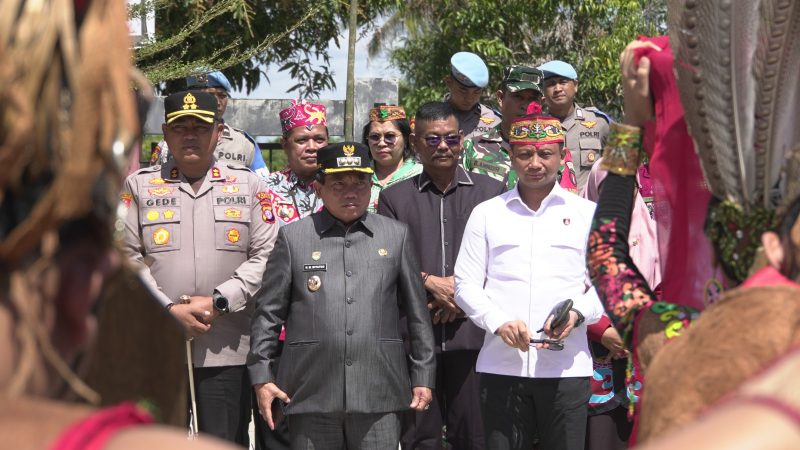 Bupati Kapuas HM Wiyatno menghadiri kegiatan Penilaian Lomba Kampung Bebas dari Narkoba Tingkat Nasional sekaligus menyambut kedatangan Ketua Tim Penilai dari Bareskrim Polri, Kombes Pol Witarsa Aji beserta seluruh anggota tim, yang akan melaksanakan penilaian di Kabupaten Kapuas. Kegiatan tersebut berlangsung di Halaman Kantor Kelurahan Selat Utara, Jumat (26/6/2026).