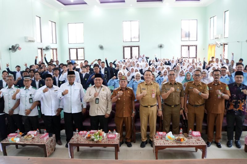 Foto Bersama Bupati Kapuas, Sekda Kapuas, Camat terkait , Dosen STAI dan seluruh peserta bimbingan Teknis Kuliah Kerja Nyata Mahasiswa STAI Kuala Kapuas