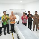 Bupati Kapuas H. M. Wiyatno bersama Sekretaris Daerah Usis I. Sangkai dan jajaran manajemen rumah sakit saat meninjau langsung ruang fasilitas CT Scan 64 Slice yang baru saja diresmikan untuk memastikan kesiapan operasional pelayanan kepada masyarakat.
