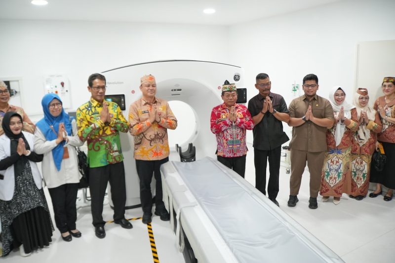 Bupati Kapuas H. M. Wiyatno bersama Sekretaris Daerah Usis I. Sangkai dan jajaran manajemen rumah sakit saat meninjau langsung ruang fasilitas CT Scan 64 Slice yang baru saja diresmikan untuk memastikan kesiapan operasional pelayanan kepada masyarakat.