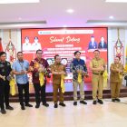 Bupati Kapuas H. Muhammad Wiyatno saat menabuh katambung didampingi Sekretaris Daerah Usis I. Sangkai, Kepala Perwakilan Bank Indonesia Provinsi Kalimantan Tengah Yuliansyah Andrias, dan Kepala Bapenda Kapuas Yaya sebagai tanda diluncurkannya secara resmi aplikasi Hapakat E-Retribusi.