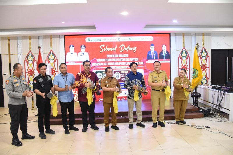 Bupati Kapuas H. Muhammad Wiyatno saat menabuh katambung didampingi Sekretaris Daerah Usis I. Sangkai, Kepala Perwakilan Bank Indonesia Provinsi Kalimantan Tengah Yuliansyah Andrias, dan Kepala Bapenda Kapuas Yaya sebagai tanda diluncurkannya secara resmi aplikasi Hapakat E-Retribusi.