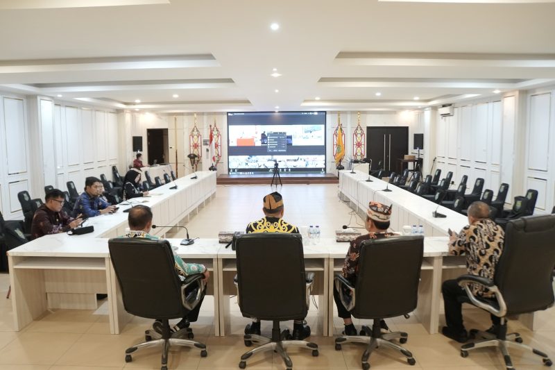 Wakil Bupati Kapuas didampingi Sekretaris Daerah saat mengikuti Zoom Meeting Rapat Kerja dan Rapat Dengar Pendapat bersama Komisi II DPR RI di Ruang Rapat Rumah Jabatan Bupati Kapuas, Kamis (30/7/2026) pagi.