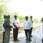 Bupati Kapuas H.M. Wiyatno meninjau secara langsung proses lanjutan rekonstruksi Jalan Sei Asam–Batengkong–Handel Melati yang berada di ruas Jalan Trans Kalimantan KM 09, Kecamatan Kapuas Timur, Rabu (29/7/2026).