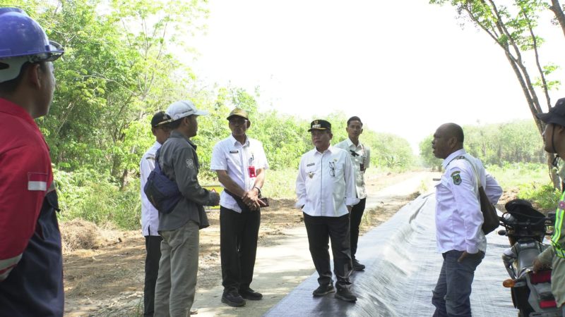Bupati Kapuas H.M. Wiyatno meninjau secara langsung proses lanjutan rekonstruksi Jalan Sei Asam–Batengkong–Handel Melati yang berada di ruas Jalan Trans Kalimantan KM 09, Kecamatan Kapuas Timur, Rabu (29/7/2026).