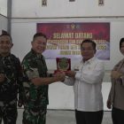 Bupati Kapuas HM Wiyatno saat menyerahkan cinderamata kepada Tim Pengawasan dan Evaluasi (Wasev) TNI Manunggal Membangun Desa (TMMD) Reguler ke-129 dari Mabes TNI AD dan Kodam XII/Tanjungpura di Aula Serbaguna Desa Warna Sari, Kecamatan Tamban Catur, Rabu (29/7/2026).