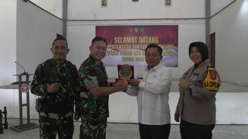 Bupati Kapuas HM Wiyatno saat menyerahkan cinderamata kepada Tim Pengawasan dan Evaluasi (Wasev) TNI Manunggal Membangun Desa (TMMD) Reguler ke-129 dari Mabes TNI AD dan Kodam XII/Tanjungpura di Aula Serbaguna Desa Warna Sari, Kecamatan Tamban Catur, Rabu (29/7/2026).