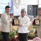 Bupati Kapuas HM Wiyatno saat menerima cinderamata dari Menteri Koordinator Bidang Politik dan Keamanan (Menko Polkam) Republik Indonesia, Jenderal TNI (Purn.) Djamari Chaniago, dalam rangka silaturahmi sekaligus kunjungan kerjanya ke Kabupaten Kapuas, Jumat (31/7/2026).