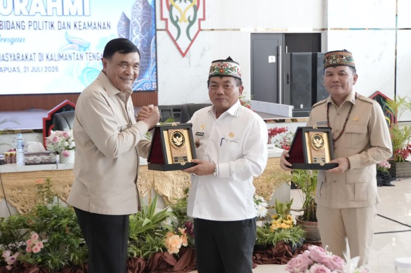 Bupati Kapuas HM Wiyatno saat menerima cinderamata dari Menteri Koordinator Bidang Politik dan Keamanan (Menko Polkam) Republik Indonesia, Jenderal TNI (Purn.) Djamari Chaniago, dalam rangka silaturahmi sekaligus kunjungan kerjanya ke Kabupaten Kapuas, Jumat (31/7/2026). 