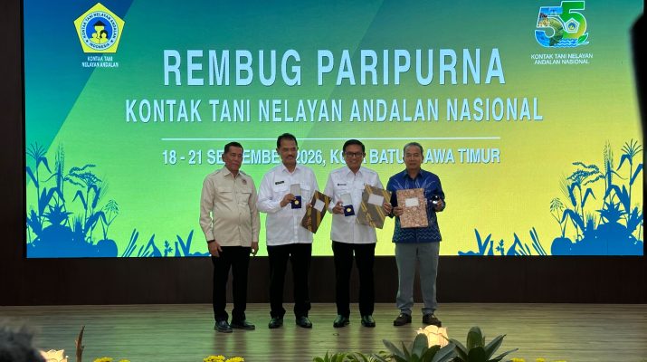 Sekda Kalsel, Syarifuddin mewakili Gubernur Kalsel H Muhidin, saat menerima Penghargaan Adhi Bhakti Tani Nelayan Utama yang diberikan oleh Kontak Tani Nelayan Andalan (KTNA) Nasional di Aula Balai Kota Among Tani, Kota Batu, Provinsi Jawa Timur, Sabtu (19/9/2026).