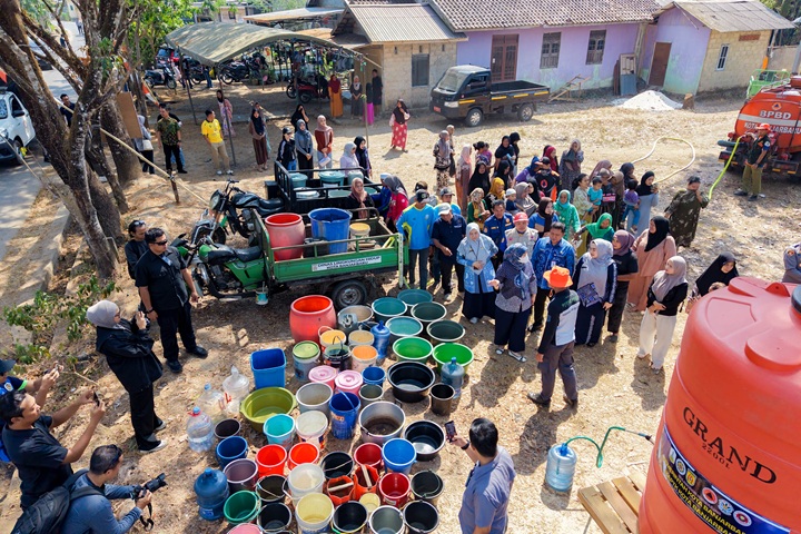 Wali Kota Banjarbaru, Hj. Erna Lisa Halaby melalui Badan Penanggulangan Bencana Daerah (BPBD) Kota Banjarbaru menyalurkan bantuan air bersih bagi warga Desa Pumpung, Kelurahan Sungai Tiung, Kecamatan Cempaka, Jumat (18/09/2026).