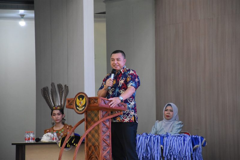 Wakil Bupati Kapuas Dodo saat memberikan arahan dan motivasi pada acara Pelepasan dan Perpisahan Siswa-Siswi Kelas IX SMP Negeri 1 Selat yang diselenggarakan di Aula Kantor Bupati Kapuas, Sabtu (6/6/2026) pagi.