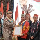 Bupati Kapuas Muhammad Wiyatno saat menerima Penghargaan dan Medali Kehormatan “Tingang Menteng Bapenyang Simpei” dari Gerakan Pemuda Dayak (Gerdayak) Indonesia Kalimantan Tengah yang berlangsung di Ballroom Bahalap Hotel, Palangka Raya, Sabtu (6/6/2026)