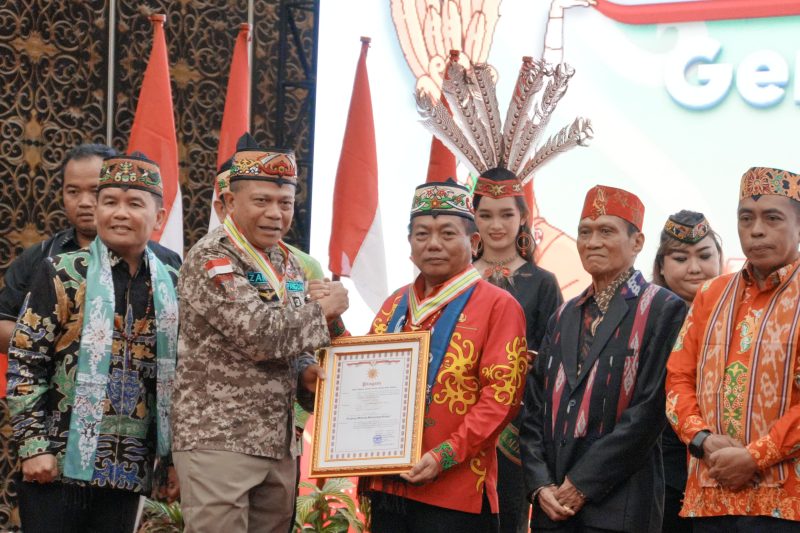 Bupati Kapuas Muhammad Wiyatno saat menerima Penghargaan dan Medali Kehormatan “Tingang Menteng Bapenyang Simpei” dari Gerakan Pemuda Dayak (Gerdayak) Indonesia Kalimantan Tengah yang berlangsung di Ballroom Bahalap Hotel, Palangka Raya, Sabtu (6/6/2026)