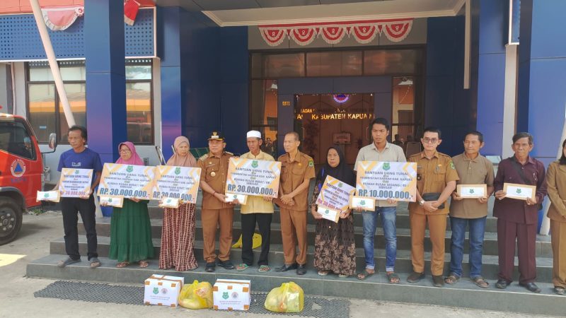Penyerahan bantuan oleh Bupati Kapuas, HM Wiyatno untuk korban musibah kebakaran, Senin (14/9/2026). (Foto : Ist)