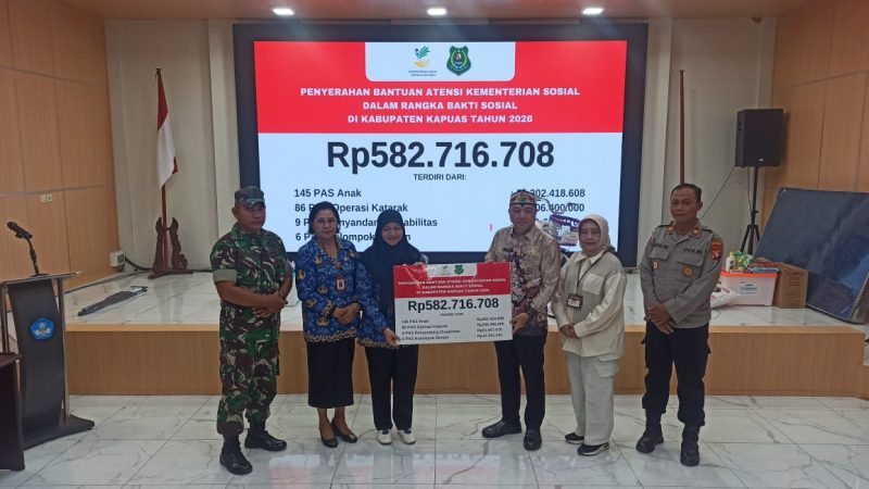 Kemensos melalui Sentra Budi Luhur Banjarbaru menyerahkan bantuan Asistensi Rehabilitasi Sosial (ATENSI) kepada Pemerlu Atensi Sosial (PAS) di Kabupaten Kapuas, dilakukan secara simbolis oleh Wakil Bupati Kapuas Dodo, didampingi Kepala Dinas Sosial Kabupaten Kapuas Karolinae dan Kepala Sentra Budi Luhur Banjarbaru Radna Dewi Sartika, kepada penerima manfaat di Aula Dinas Pendidikan Kabupaten Kapuas, Kamis (17/9/2026). 
