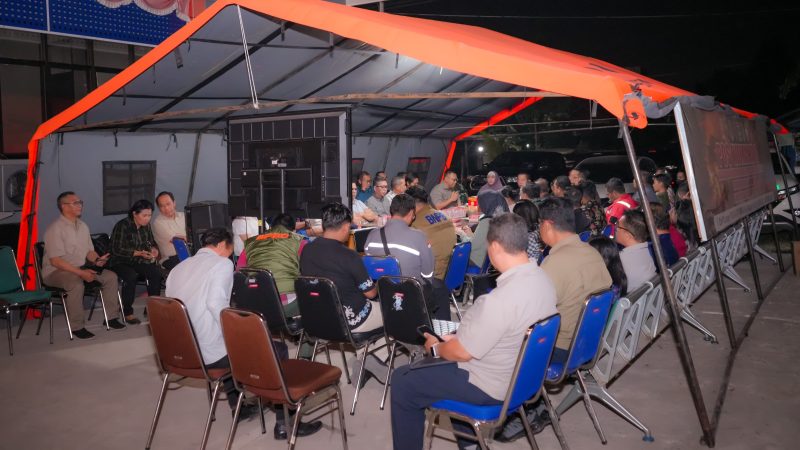 Bupati Kapuas HM Wiyatno memimpin Rapat Evaluasi Status Tanggap Darurat Bencana Karhutla dan Kekeringan di Posko Tanggap Darurat Pusdalops BPBD Kapuas, Selasa (15/9/2026) malam.