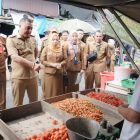 Wakil Bupati Kapuas Dodo bersama sejumlah Kepala Perangkat Daerah Kabupaten Kapuas melakukan pemantauan harga dan ketersediaan bahan pokok di Pasar Blok R, Jalan Anggrek, Kelurahan Selat Tengah, Kecamatan Selat, Selasa (9/6/2026)