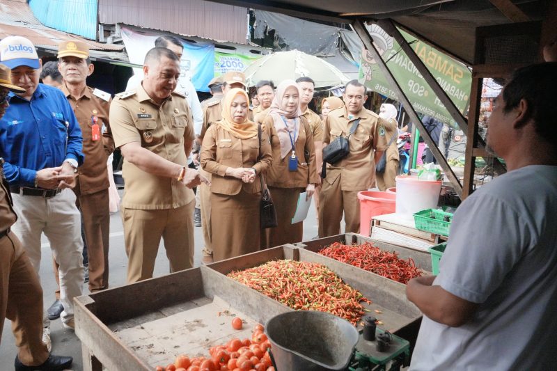 Wakil Bupati Kapuas Dodo bersama sejumlah Kepala Perangkat Daerah Kabupaten Kapuas melakukan pemantauan harga dan ketersediaan bahan pokok di Pasar Blok R, Jalan Anggrek, Kelurahan Selat Tengah, Kecamatan Selat, Selasa (9/6/2026)
