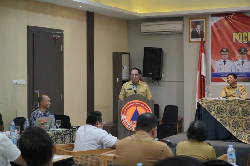 Kepala Pelaksana BPBD Kabupaten Kapuas Pangeran S. Pandiangan saat menyampaikan laporan analisis situasi Karhutla dan arahan teknis pada pembukaan FGD Ke-2 Rencana Kontinjensi Karhutla.