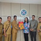 Kepala Dinas Komunikasi, Informatika, Persandian dan Statistik (Diskominfosantik) Kapuas Hartoni U Sawang saat menerima cinderamata dari Ketua Komisi Kemitraan Hubungan Antarlembaga Dewan Pers, Rosalita Niken Widiaastuti, usai melakukan kunjungan ke Dewan Pers di Jakarta, Selasa (14/07/2026) pagi.