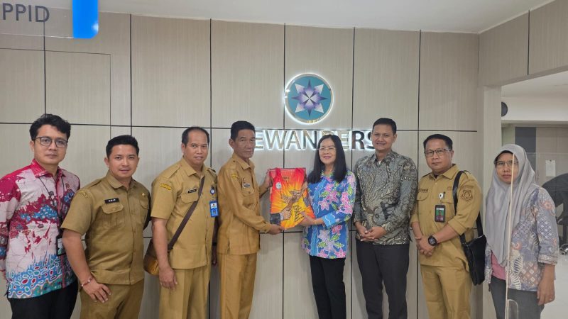 Kepala Dinas Komunikasi, Informatika, Persandian dan Statistik (Diskominfosantik) Kapuas Hartoni U Sawang saat menerima cinderamata dari Ketua Komisi Kemitraan Hubungan Antarlembaga Dewan Pers, Rosalita Niken Widiaastuti, usai melakukan kunjungan ke Dewan Pers di Jakarta, Selasa (14/07/2026) pagi.