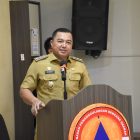 Wakil Bupati Kapuas saat membacakan arahan tertulis Bupati Kapuas sekaligus membuka secara resmi kegiatan FGD I Penyusunan Rencana Kontinjensi Kebakaran Hutan dan Lahan (Karhutla) Kabupaten Kapuas Tahun 2026 di Fovere Hotel Kuala Kapuas, Selasa (14/7/2026) pagi.