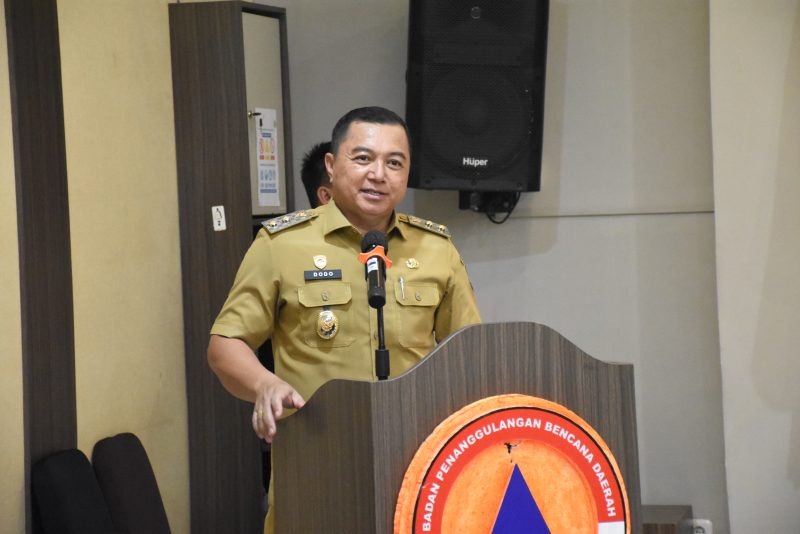 Wakil Bupati Kapuas saat membacakan arahan tertulis Bupati Kapuas sekaligus membuka secara resmi kegiatan FGD I Penyusunan Rencana Kontinjensi Kebakaran Hutan dan Lahan (Karhutla) Kabupaten Kapuas Tahun 2026 di Fovere Hotel Kuala Kapuas, Selasa (14/7/2026) pagi.