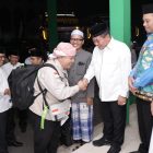 Bupati Kapuas H.M. Wiyatno, menyambut, langsung kepulangan jamaah haji asal Kabupaten Kapuas yang tergabung dalam Kloter 4 di Asrama Haji Banjarbaru, Selasa (9/6/2026) dini hari pukul 00.30 WIB.