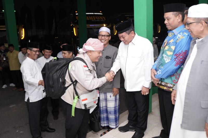 Bupati Kapuas H.M. Wiyatno, menyambut, langsung kepulangan jamaah haji asal Kabupaten Kapuas yang tergabung dalam Kloter 4 di Asrama Haji Banjarbaru, Selasa (9/6/2026) dini hari pukul 00.30 WIB.