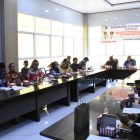 Asisten II Sekretariat Daerah Kabupaten Kapuas, Kusmiatie saat membuka secara resmi kegiatan Sosialisasi Peraturan Menteri Investasi dan Hilirisasi/Kepala BKPM RI Nomor 3 Tahun 2025 di Aula DPMPTSP Kabupaten Kapuas, Kamis (27/8/2026).