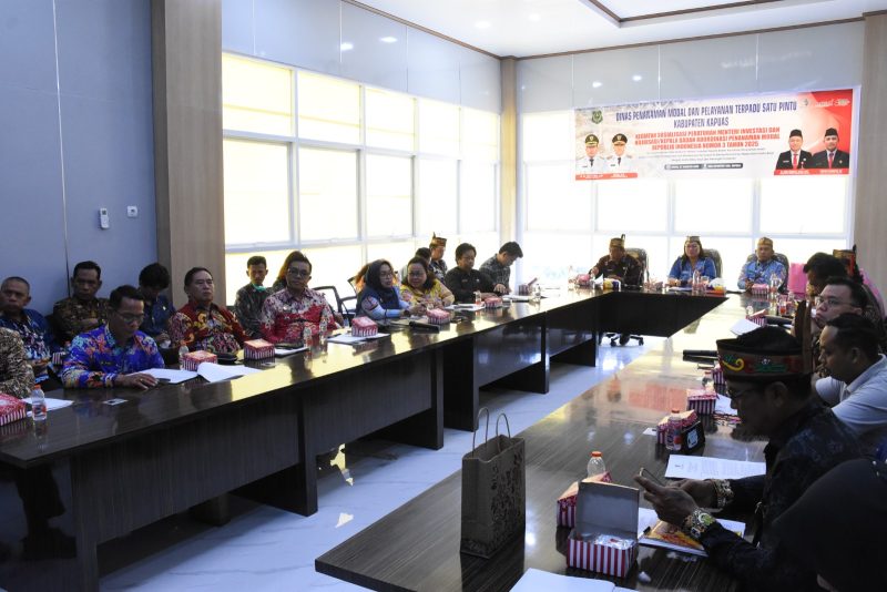 Asisten II Sekretariat Daerah Kabupaten Kapuas, Kusmiatie saat membuka secara resmi kegiatan Sosialisasi Peraturan Menteri Investasi dan Hilirisasi/Kepala BKPM RI Nomor 3 Tahun 2025 di Aula DPMPTSP Kabupaten Kapuas, Kamis (27/8/2026).