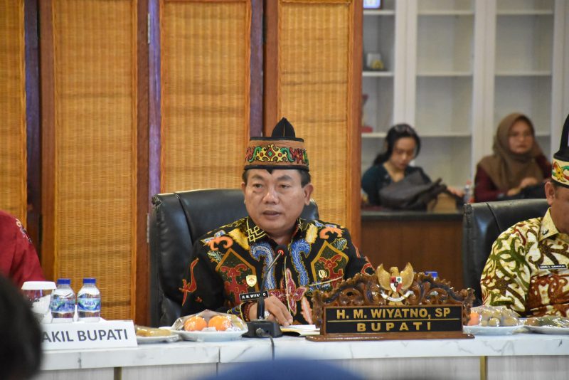Bupati Kapuas HM Wiyatno, didampingi Wakil Bupati Kapuas Dodo dan Sekretaris Daerah Kapuas Usis I Sangkai saat memimpin Pertemuan Kunjungan Lapangan Tim Local Service Delivery Improvement Project (LSDP) di Ruang Rapat Rujab Bupati Kapuas, Kamis (27/8/2026).