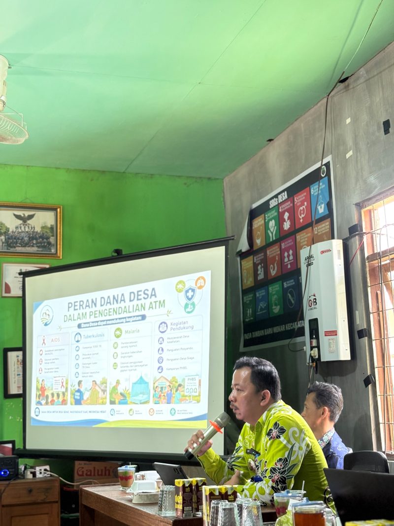 Camat Tamban Catur Syaiful Fadjri, S.STP., MPA saat menyampaikan paparan dalam kegiatan penyuluhan AIDS, Tuberkulosis (TBC), dan Malaria (ATM) di Desa Tamban Baru Mekar, Kecamatan Tamban Catur, Kabupaten Kapuas, Kamis (1/10/2026).