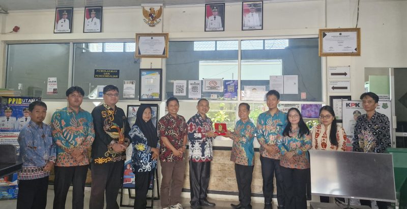 Kadisarpustaka kapuas saat menerima cinderamata plakat dari Disdik Kota Palangka Raya