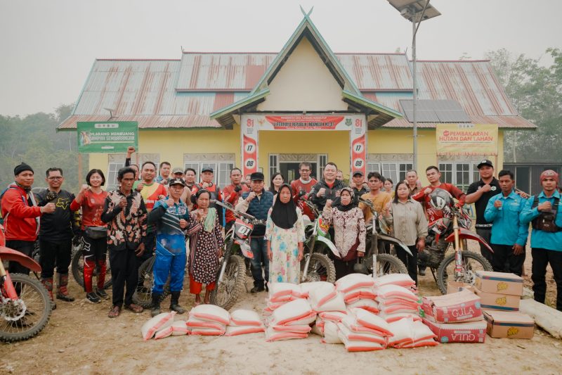 Bupati Kapuas H. Muhammad Wiyatno, S.P., menyerahkan bantuan pangan kepada masyarakat terdampak kekeringan dan Karhutla di Desa Tumbang Mangkutup, Sabtu (3/10/2026).