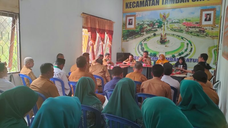 Camat Tamban Catur Syaiful Fadjri, S.STP., MPA., menyampaikan arahan pada Rapat Koordinasi Lintas Sektor Kecamatan Tamban Catur, Senin, (05/10/2026)