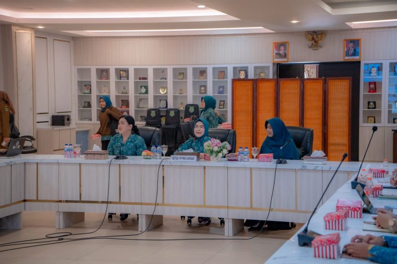 Ketua TP PKK Kabupaten Kapuas, Hj. Siti Saniah Wiyatno saat memberikan sambutan pada Rapat Koordinasi Dukungan TP PKK terhadap Bulan Imunisasi Kejar Nasional Tahun 2026 yang dilaksanakan secara hybrid, bertempat di Ruang Rapat Rujab Bupati Kapuas, Senin (05/09/2026).
