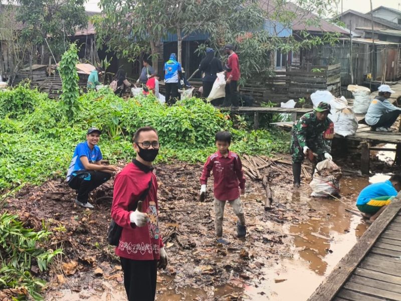 Camat Bataguh, Babinsa dan warga turut berpartisiapsi dalam aksi Bataguh Bersih