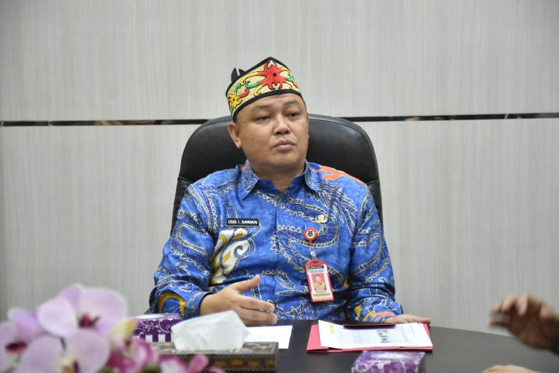Sekretaris Daerah Kabupaten Kapuas Usis I. Sangkai memimpin Rapat Koordinasi terkait Pemanfaatan Gedung Eks Akademi Keperawatan (Akper) Kapuas oleh Universitas Cahaya Bangsa di Ruang Rapat Sekda, Kamis (8/10/2026).