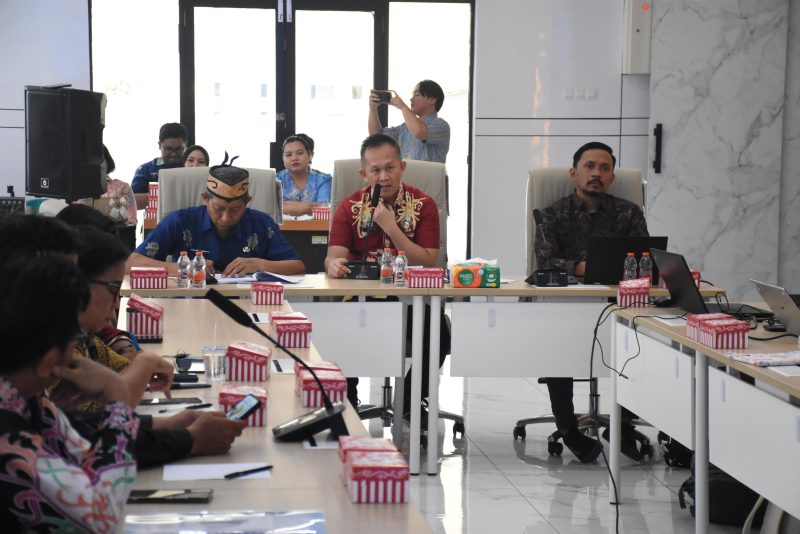 Ahli Bupati Kapuas Bidang Ekonomi, Keuangan dan Pembangunan (EKP) Septedy saat memimpin Focus Group Discussion (FGD) Ke-II Penyusunan Peninjauan Kembali Rencana Detail Tata Ruang (RDTR) Kawasan Perkotaan Kuala Kapuas Tahun 2026, di Aula DPUPR Kabupaten Kapuas, Kamis (8/10/2026).