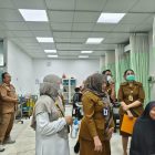 Direktur RSUD dr. H. Soemarno Sosroatmodjo Kuala Kapuas, dr. Delianae, bersama jajaran pejabat struktural melaksanakan pengawasan internal secara langsung di Instalasi Gawat Darurat (IGD)